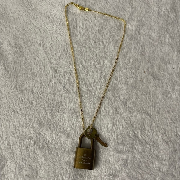 Authentic Louis Vuitton lock on 18kgp chain - Picture 3 of 5